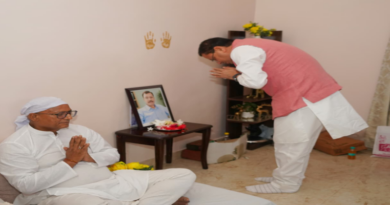  सीएम ने श्रद्धासुमन अर्पित कर श्रद्धांजलि दी   