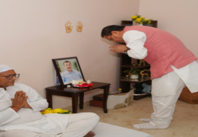  सीएम ने श्रद्धासुमन अर्पित कर श्रद्धांजलि दी   