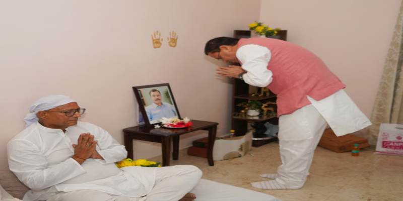  सीएम ने श्रद्धासुमन अर्पित कर श्रद्धांजलि दी   